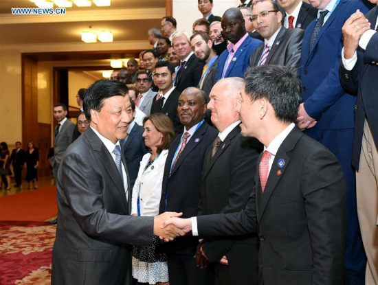 Liu Yunshan (L front), a member of the Standing Committee of the Political Bureau of the Communist Party of China (CPC) Central Committee, meets with foreign representatives at the 2016 Media Cooperation Forum on the Belt and Road in Beijing, capital of China, July 27, 2016. (Xinhua/Rao Aimin)