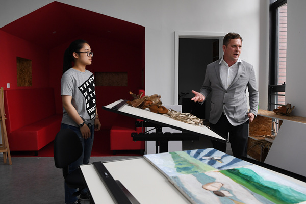 Stacey Duff discusses art at Wenzhou-Kean University in Zhejiang province in June.(Photo by Wei Xiaohao/China Daily)