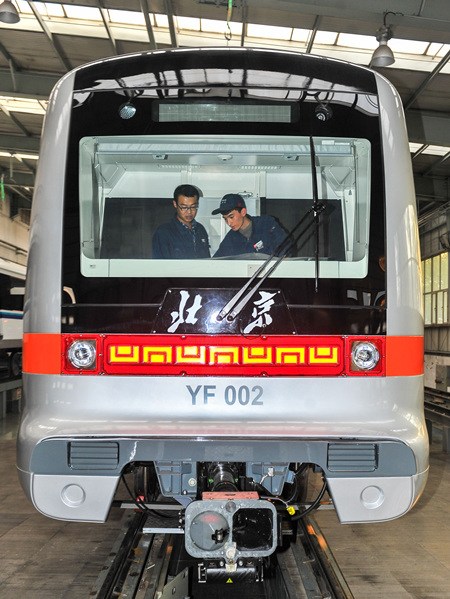 Staff workers with the CRRC Changchun Railway Vehicles Co test a subway train to be used in Beijing's Yanfang Line.)Photo/Xinhua)