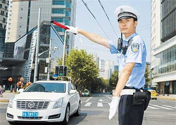 Traffic officer Li Junwei near Jingan Temple.(Wang Rongjiang)