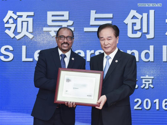 Cai Mingzhao (R), president of Xinhua News Agency, receives the UNAIDS Leaders and Innovators Award presented by UN Under Secretary General and Executive Director of UNAIDS Michel Sidibe in Beijing, capital of China, July 28, 2016. (Photo: Xinhua/Zhang Ling) 