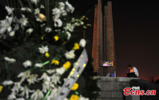 People mourn victims of the Tangshan Earthquake on its 40th anniversary in front of a monument in Tangshan City, North Chinas Hebei Province, July 27, 2016. (Photo: China News Service/Zhai Yujia)