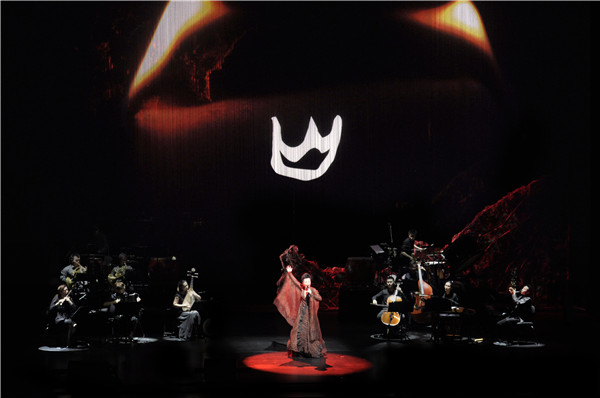 Gong Linna performs at the Fire segment of her May concert. The concert consists of five parts, respectively named Gold, Wood, Water, Fire and Earth. (Photo provided to chinadaily.com.cn)