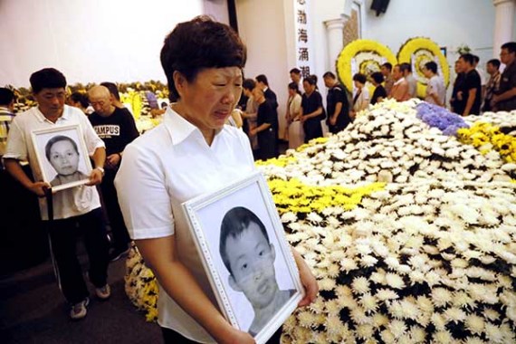 Relatives of victims of the bus crash and fire in Taiwan mourn their loved ones at a funeral home in Dalian, Liaoning province, on Friday.(Photo: China Daily/Wang Hua)