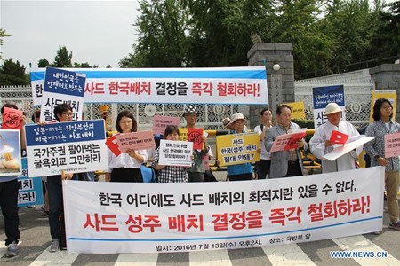 People attend a rally to protest against deploying the U.S. missile defense system, called Terminal High Altitude Area Defense (THAAD), in front of the defense ministry in Seoul,South Korea, July 13, 2016. South Korea's defense ministry on Wednesday announced an agreement with theUnited Statesto deploy the U.S. missile defense system, called Terminal High Altitude Area Defense (THAAD), to its southeastern region despite continued opposition from neighboring countries. (Xinhua/Wang Jiahui)