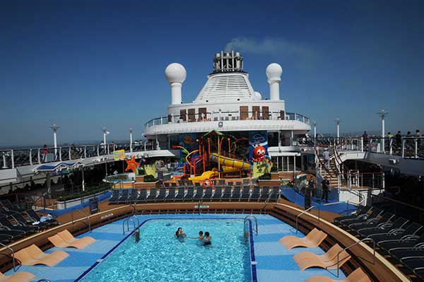 The newly launched Ovation of the Seas, a Royal Caribbean cruise liner, offers a variety of activities aboard, including a swimming pool and a playground for kids. (Photo by Xu Lin/China Daily)