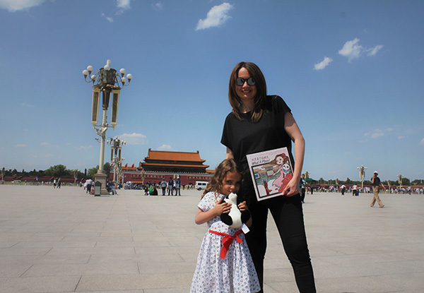 Maria Trabulsi and her mother visit Tiananmen Square in Beijing. (Photo by Yan Dongjie/chinadaily.com.cn) Maria Trabulsi and her mother visit Tiananmen Square in Beijing. (Photo by Yan Dongjie/chinadaily.com.cn)
