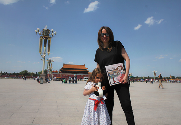 Maria Trabulsi and her mother visit Tiananmen Square in Beijing. (Photo by Yan Dongjie/chinadaily.com.cn)