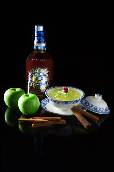 "The Meridian Gate" features scotch, lemon, cinnamon and apple. (Photo provided to chinadaily.com.cn)