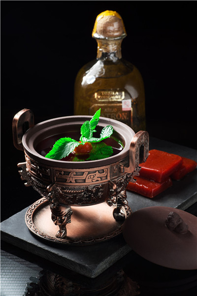 "The Palace of Heavenly Purity" features tequila, Drambuie, Campari, Peychaud's Bitters and hawthorn jelly. (Photo provided to chinadaily.com.cn)