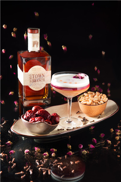 "The Glory Palace" features whisky, dates, clove, lemon, red wine and pineapple. (Photo provided to chinadaily.com.cn)