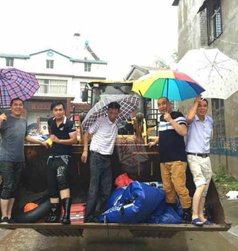 A bulldozer helps to transport a couple and their friends and relatives to their wedding. (Photo/Sina Weibo)