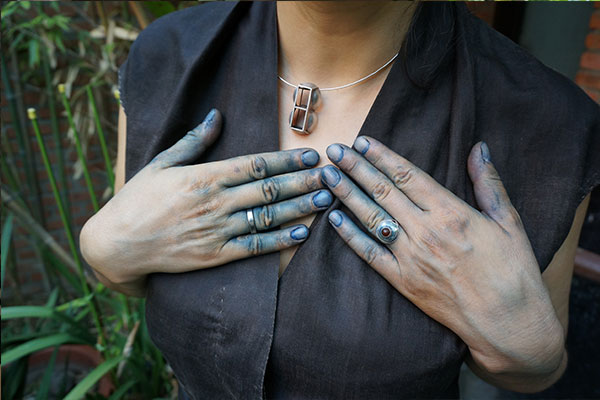 Kathrin von Rechenberg's hands turn indigo after a hand-dyeing fabric. (Photo by Ruan Fan/chinadaily.com.cn)