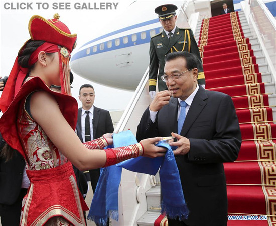 Chinese Premier Li Keqiang (R front) is welcomed upon his arrival at Ulan Bator, Mongolia, July 13, 2016. Li arrived here Wednesday for an official visit to Mongolia and the 11th Asia-Europe Meeting (ASEM) summit.(Xinhua/Ma Zhancheng)