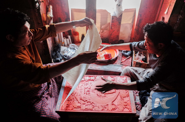 Craftsmen print sutra in Dege Sutra-Printing House. (Xinhua photo/Wang Di) Craftsmen print sutra in Dege Sutra-Printing House. (Xinhua photo/Wang Di)