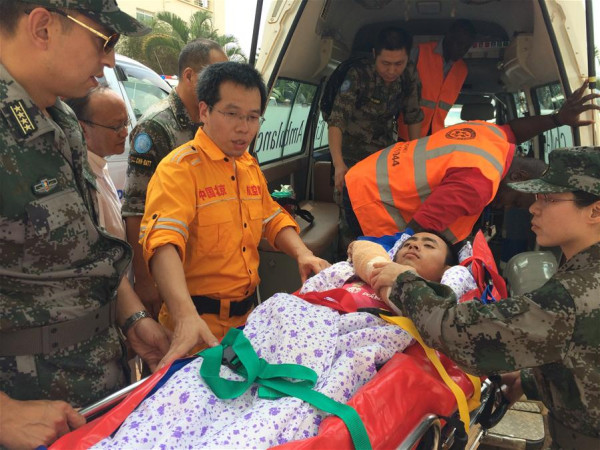 A seriously injured Chinese UN peacekeeper is lifted aboard a specialized medical rescue plane sent by the Chinese military in Entebbe, Uganda, July 16, 2016. Two Chinese UN peacekeepers seriously injured during the recent fighting in South Sudan were on Saturday afternoon airlifted to Beijing for specialized treatment and operations. (Xinhua/Yuan Qing)