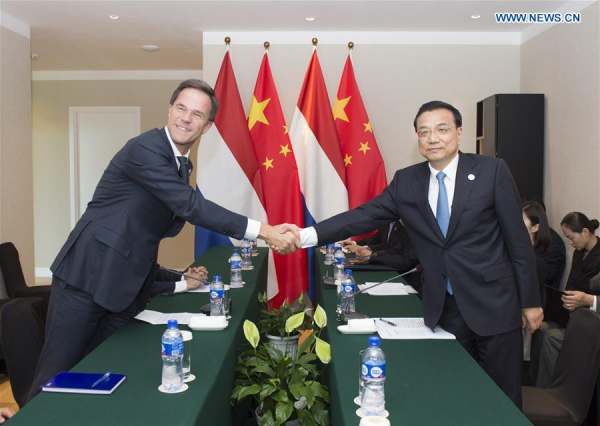 Chinese Premier Li Keqiang (R) meets with Dutch Prime Minister Mark Rutte in Ulan Bator, Mongolia, July 16, 2016. (Xinhua/Wang Ye)