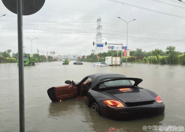 A Porsche parked in an inundated street in Beijing, July 20, 2016. (Photo/Sina Weibo) A Porsche parked in an inundated street in Beijing, July 20, 2016. (Photo/Sina Weibo)