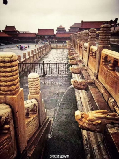 The drainage system is intricately carved, with water flowing out the mouths of the dragons to disperse excess water. (Photo from Sina Weibo)