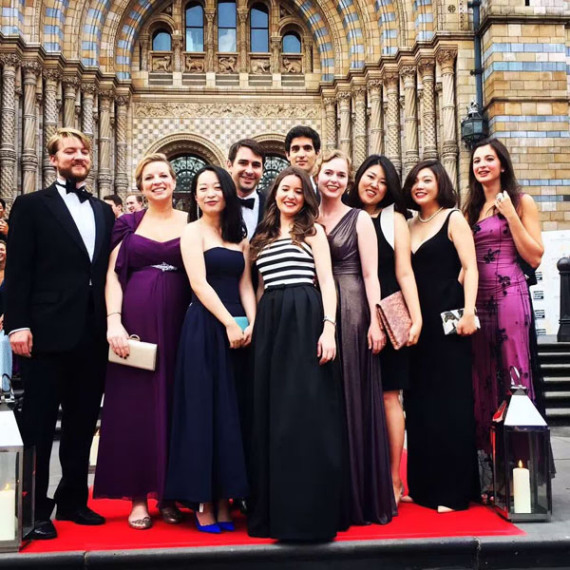 Gu Weiqi (third from left) poses in a group photo with her schoolmates of London Business School (LBS) in front of the National History Museum before the university's summer ball in London, July 17, 2016. (Photo provided to chinadaily.com.cn)