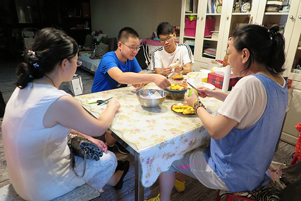 Li Anqiang (2nd on the right) chats with volunteers in Chengdu, Sichuan province. (Photo by Huang Zhiling/chinadaily.com.cn) Li Anqiang (2nd on the right) chats with volunteers in Chengdu, Sichuan province. (Photo by Huang Zhiling/chinadaily.com.cn)