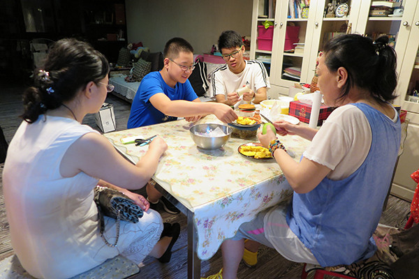 Li Anqiang (2nd on the right) chats with volunteers in Chengdu, Sichuan province. (Photo by Huang Zhiling/chinadaily.com.cn)