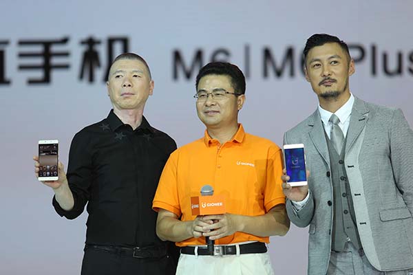 Liu Lirong(middle), chairman of Gionee, poses for a picture with the brand's new spokesmen-- director Feng Xiaogang and actor Shawn Yue during the company's new products launch ceremony held on July 26, 2016 in Beijing. (Provided to chinadaily.com.cn)