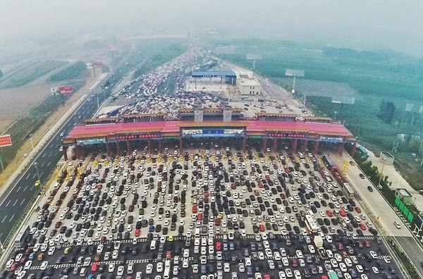 Heavy traffic at a highway toll station in Beijing last October. Local authorities are considering easing traffic problems through economic measures. Fu Ding / For China Daily