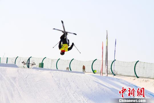 A contestant races at Beijing's Nanshan Ski Resort in February, 2016. (Photo/Chinanews.com)