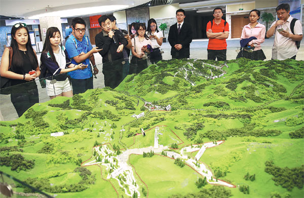 Visitors look at a model of the terrain in Zhangjiakou, Hebei province, the venue for many of the snow and ice-based events at the 2022 Winter Olympic Games. Zou Hong / China Daily