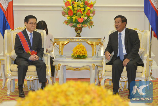 Cambodian Prime Minister Samdech Techo Hun Sen (R) meets with Chinese Commerce Minister Gao Hucheng in Phnom Penh, Cambodia, Aug. 1, 2016. (Xinhua/Sovannara)