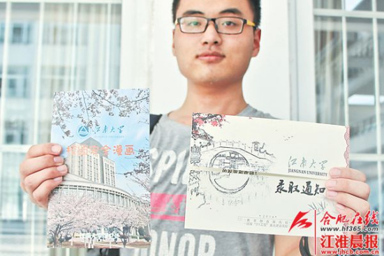 A future college student shows admission letter of Jiangnan University. 