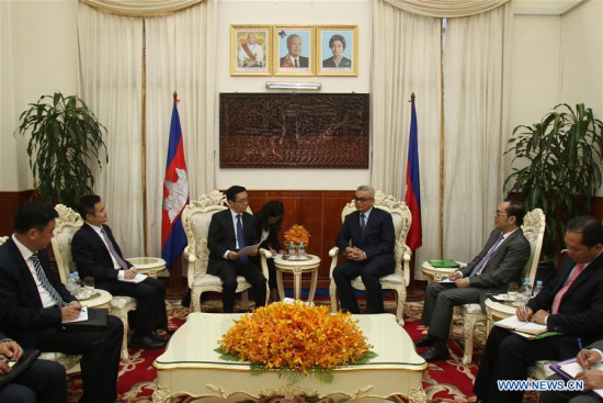 Visiting Chinese Commerce Minister Gao Hucheng (3rd L) meets with Cambodian Finance Minister Aun Porn Moniroth (3rd R) in Phnom Penh, capital of Cambodia, on Aug. 2, 2016. (Xinhua/Sovannara) 