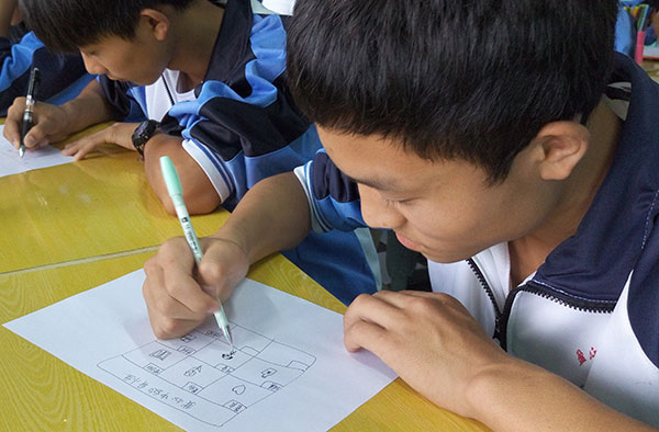 A student writes down keywords describing his perfect life partner during a class for a pilot project at Yingjiang No 3 High School in Yingjiang county, Yunnan province, on June 22. YANG WANLI/CHINA DAILY
