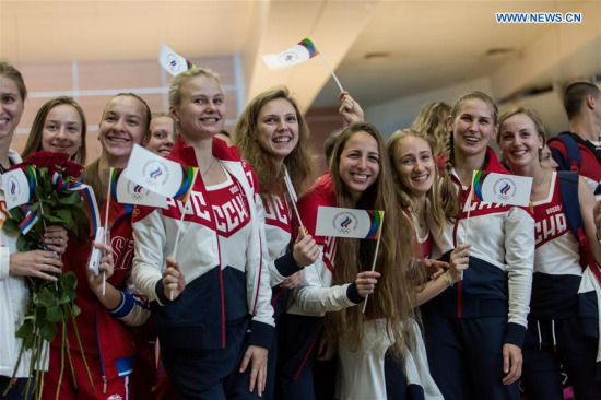 Russian athletes bid farewell to people at the Sheremetyevo airport in Moscow, Russia, July 28, 2016. (Xinhua/Evgeny Sinitsyn)