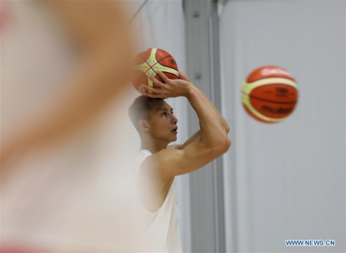 Yi Jianlian of China practises in a training session of basketball in Rio de Janeiro, Brazil, on Aug. 4, 2016. (Xinhua/Meng Yongmin)