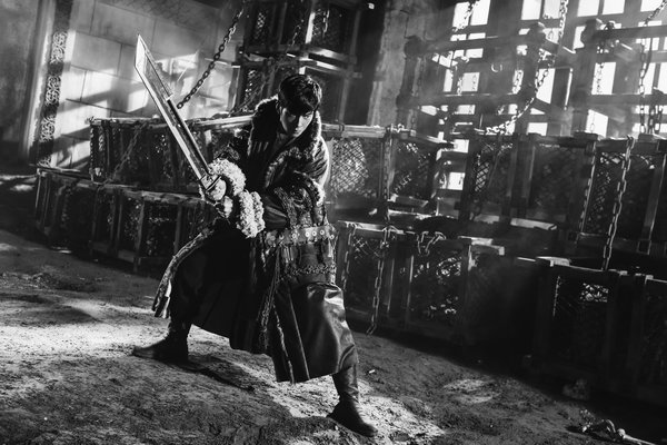 Time Raiders, starring Jing Boran, is the latest adaptation of Xu Lei's best-selling series Grave Robbers' Chronicles.(Photo provided to China Daily)