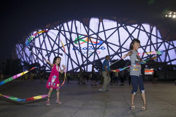 The Rio Olympic emblem is seen in Beijing National Stadium, also known as the Bird's Nest, on the night of Aug 4. (Photo by Kuang Linhua/chinadaily.com.cn)