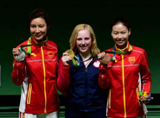  China's Du Li (left), Virginia Thrasher (center) of USA and China's Yi Siling on the medals podium at Olympic Shooting Centre in Rio de Janeiro, Brazil, August 6, 2016. [Photo/Wei Xiaohao]
