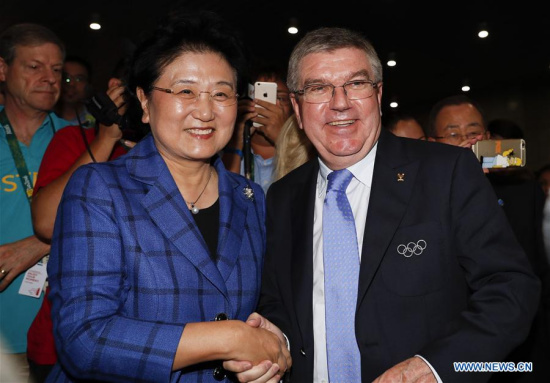 Chinese vice premier Liu Yandong (L) shakes hands with International Olympic Committee President Thomas Bach in Rio de Janeiro, Brazil, Aug. 6, 2016.  (Xinhua/Han Yan)