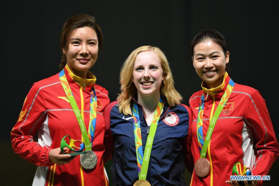 Virginia Thrasher (C) of the United States, Du Li (L) and Yi Siling of China attend the awarding ceremony of the Women's 10m Air Rifle of shooting of the 2016 Rio Olympic Games at the Olympic Shooting Centre in Rio de Janeiro, Brazil, on Aug. 6, 2016. Virginia Thrasher won gold medal, the first gold medal for the 2016 Rio Olympic Games. (Xinhua/Han Yuqing)