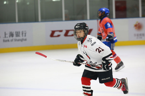 An international youth ice hockey game is held in Beijing. Over 1,000 kids will take part in more than 300 games in nine days. (Photo/CRIENGLISH.com)