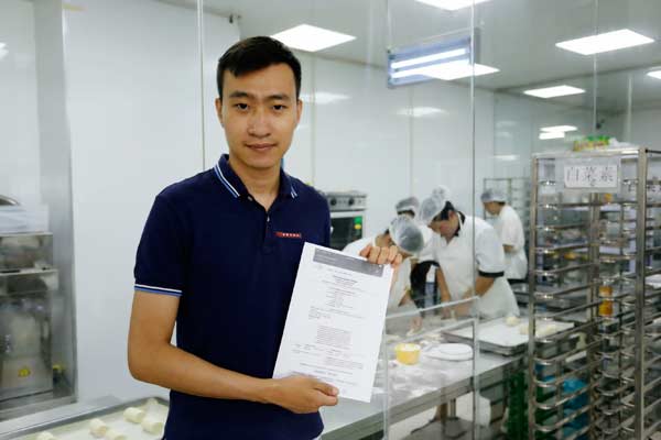 Zhang Pengyi, general manager of Yi Chi Future Food Technology Co Ltd, is holding his Entity Information issued by the New York State government. The certificate allows start of business operations.(PROVIDED TO CHINA DAILY)