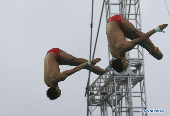 Lin Yue (L) and Chen Aisen of China compete during the men's synchronised 10m platform final of diving at the 2016 Rio Olympic Games in Rio de Janeiro, Brazil, on Aug. 8, 2016. Lin Yue and Chen Aisen of China won gold medal with the score of 496.98. (Xinhua/Cao Can)