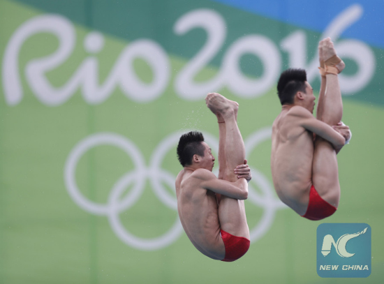 Chinese divers Lin Yue and Chen Aisen are in action in men's synchronized 10m platform final at Rio Olympics. (Xinhua)