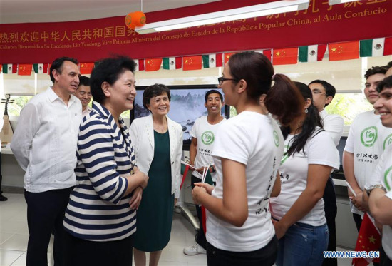 Chinese Vice Premier Liu Yandong (L, front) talks with students of Confucius Classroom at the Universidad del Caribe (Unicaribe) in Cancun, in the southeast Mexican state of Quintana Roo, Mexico, Aug. 7, 2016. Xinhua/Mauricio Collado)