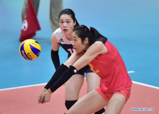 Zhu Ting (R) of China competes during the women's volleyball heat between China and Italy at the 2016 Rio Olympic Games in Rio de Janeiro, Brazil, on Aug. 8, 2016. China won with 3:0. (Xinhua/Yue Yuewei)