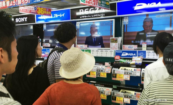 People watch Japanese Emperor Akihito delivering a video message at a store in Tokyo, Japan, on Aug. 8, 2016. Japanese Emperor Akihito delivered a video message to the public Monday afternoon, hinting at his wish to abdicate though not directly referring to it. (Xinhua/Hua Yi) 