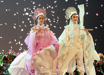Performers stage opera the Butterfly Lovers in Nantong, east China's Jiangsu Province. (Xinhua Photo)