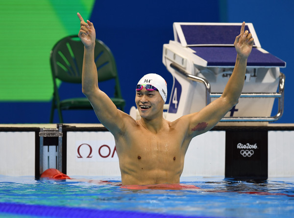 Sun Yang of China celebrates his win after men's 200m freestyle final in Rio de Janeiro, Brazil, August 8, 2016. (Photo/Xinhua)